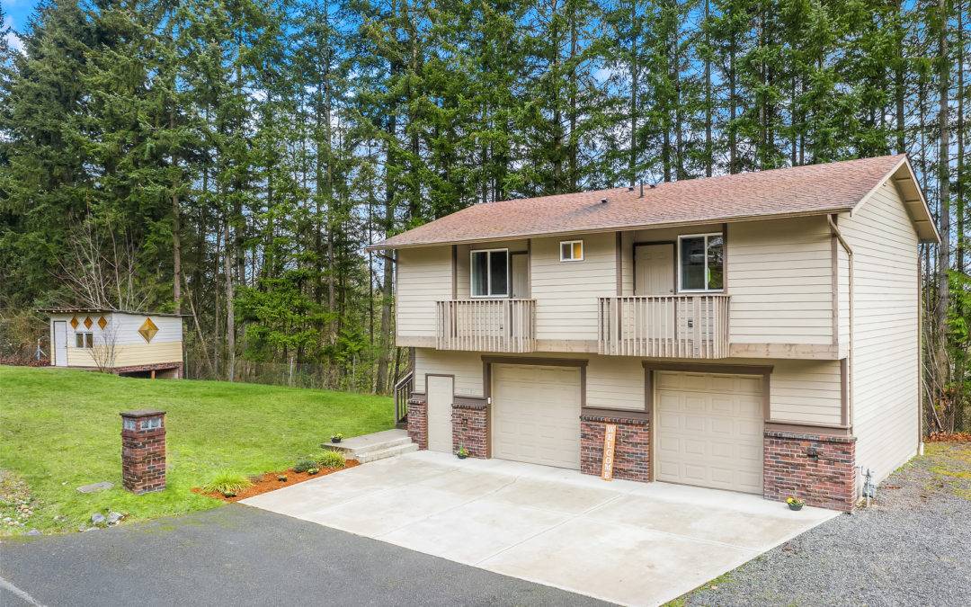 Remodeled 2 Bedroom Home on a Large Lot in Bothell